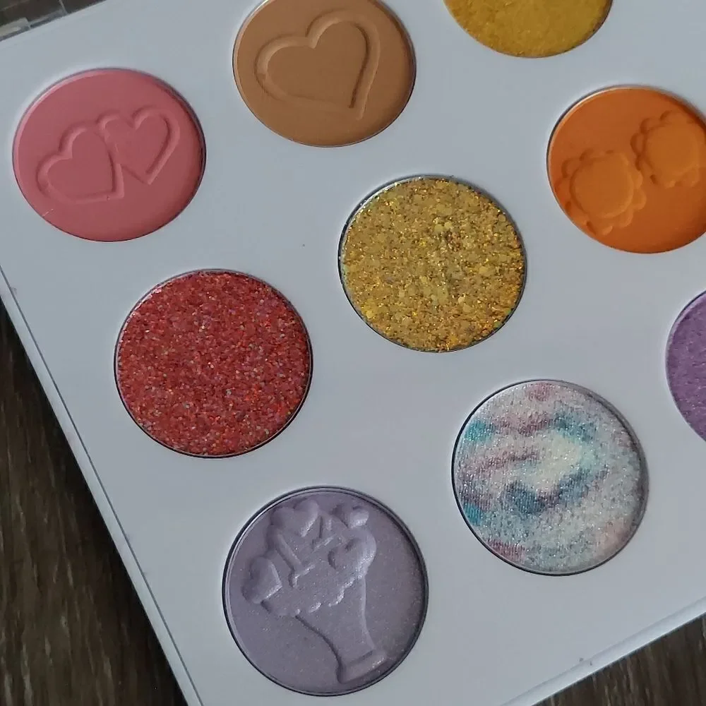 CARE BEARS x Wet N Wild Care Bears Eyeshadow Palette - Caring Counts
